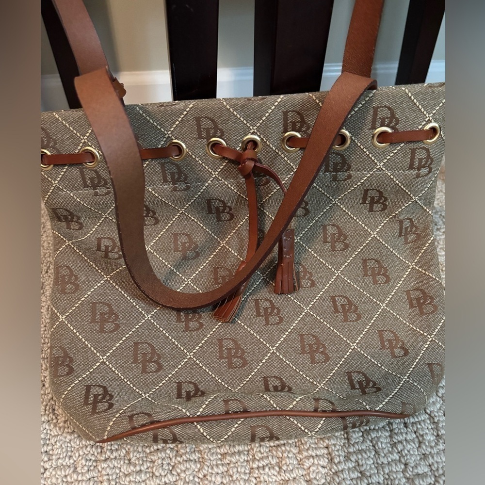 Like New Dooney & Bourke Bucket Bag, Authentic, neutral and classic 🌟